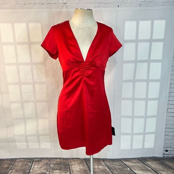 Lulu’s NWT Celebratory Mood Red Satin Short Sleeve Mini Dress size medium - Picture 4 of 14